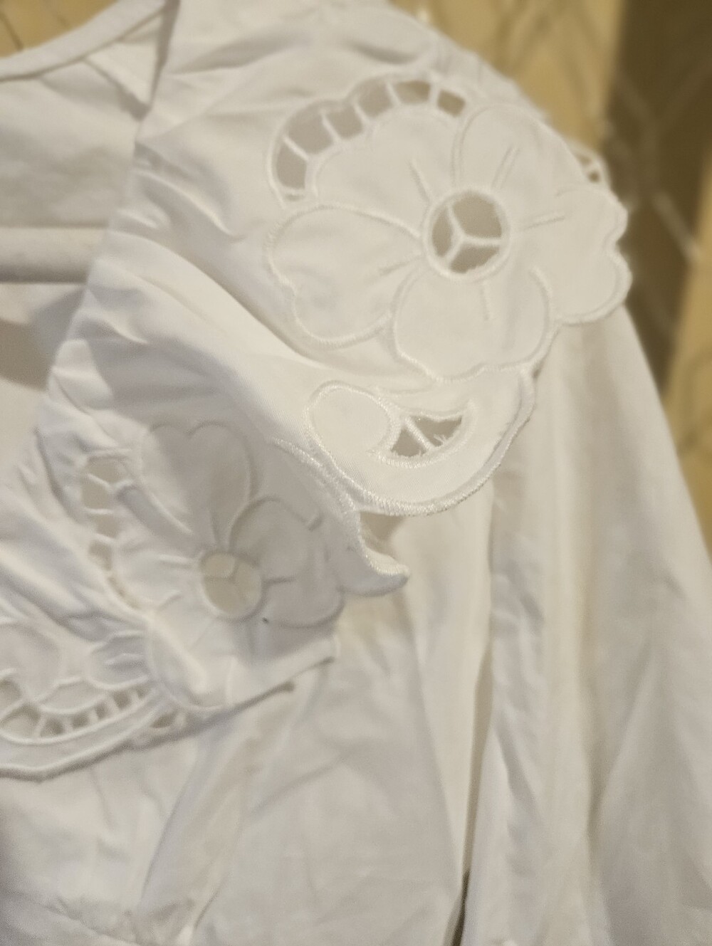 New Rubienn White Eyelet Collar Button-Front Cotton Top - Picture 4 of 6